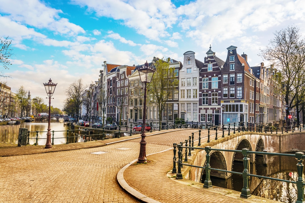 Traditional,Dutch,Old,Houses,And,Bridges,On,Canals,In,Amsterdam,