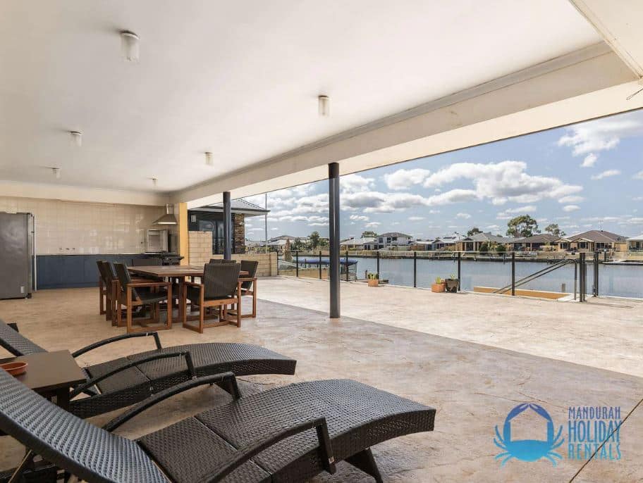 SPACIOUS 3BR HOLIDAY HOME WITH OWN JETTY (for families)